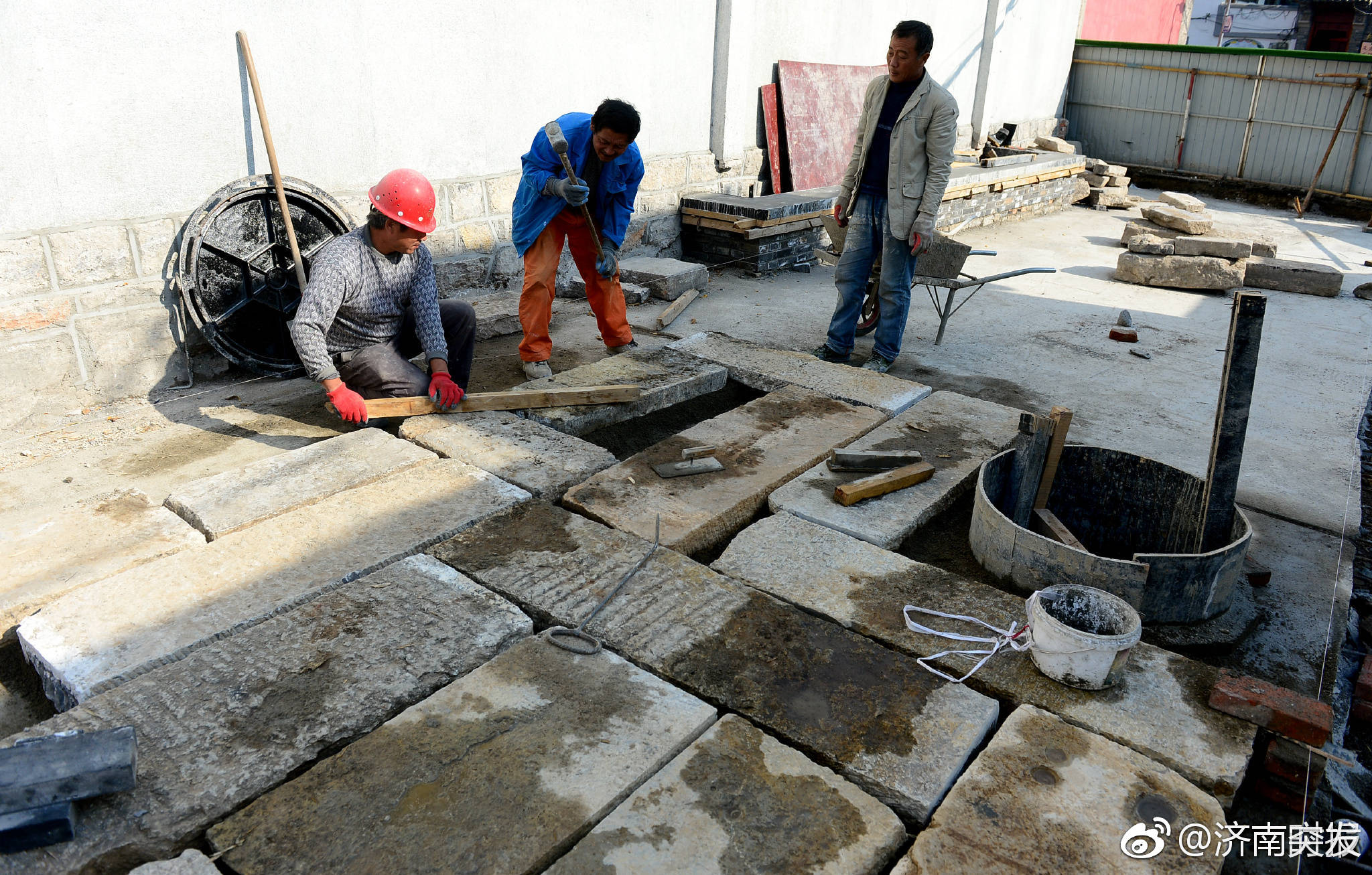 施工人员开始由东向西逐步铺装青石板路,每块青石板的长度在1-1