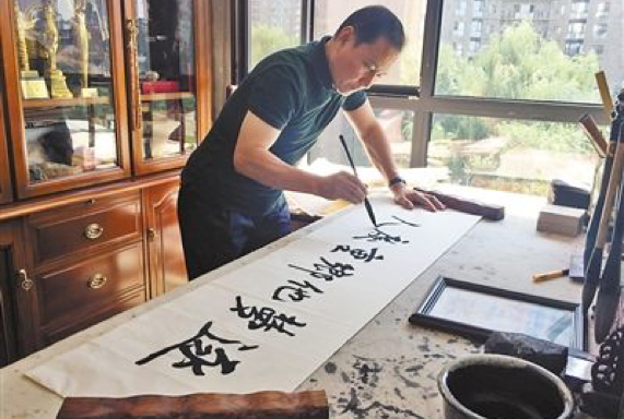 写毛笔字,怎样的握笔姿势,才是正确的?