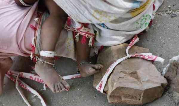 妈妈把2岁孩子跟石头绑在一起了解真相后让人心酸