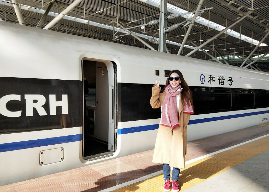 田馥甄白色连衣裙,清纯动人,还是90后最爱的那个"美少女"