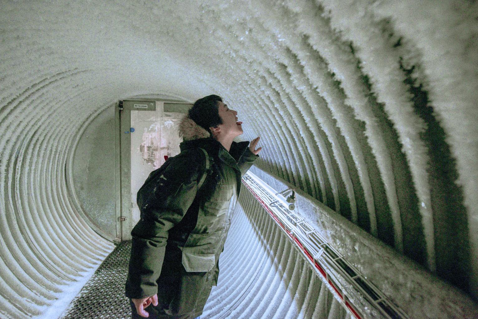 探秘瑞士2000多年冰层中的冰宫,最震撼人的却是1920年的这双雪鞋|瑞士|萨斯|冰宫|冰层|雪鞋_新浪新闻