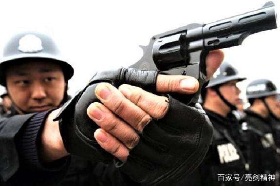 中国是一个禁枪社会,军人和警察是唯二两个能够合法接触到枪支的群体.