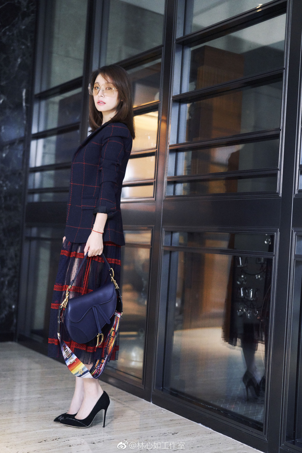 42岁林心如更美了!皮衣搭连衣裙少女感爆棚,换个发型嫩回了初恋