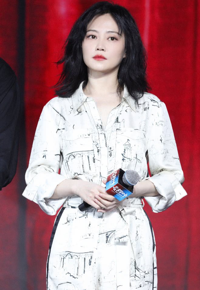 谭卓穿白色睡衣套装亮相却被爆炸头抢镜这是刚洗完头发