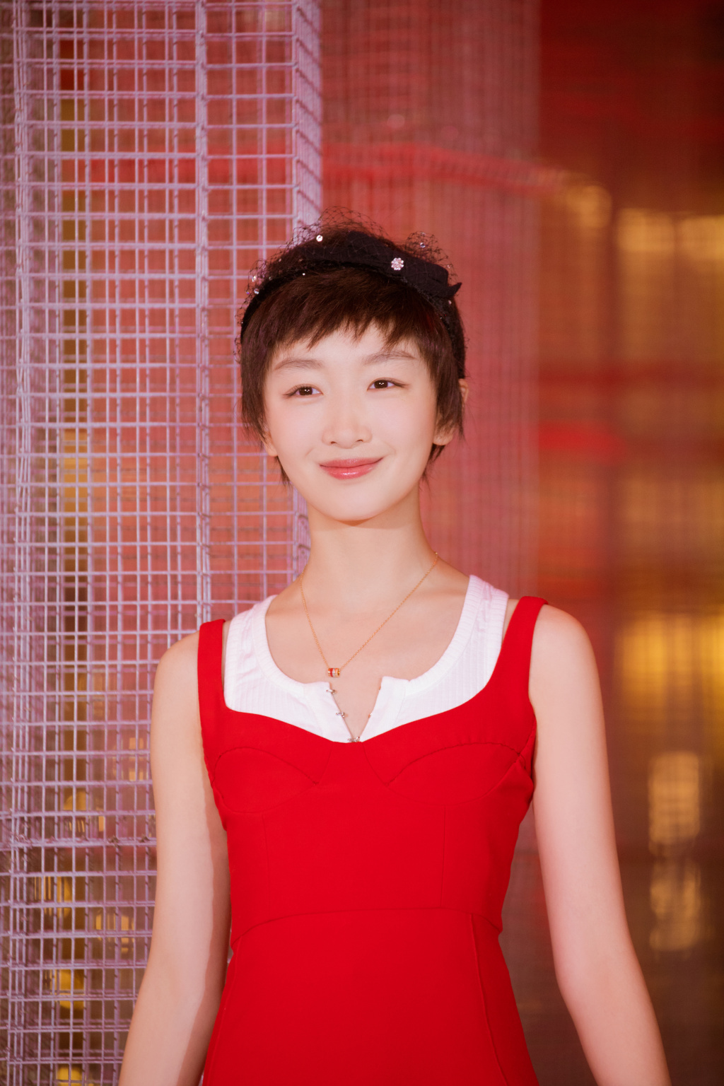 周冬雨小红裙配短发 笑靥如花娇俏可人
