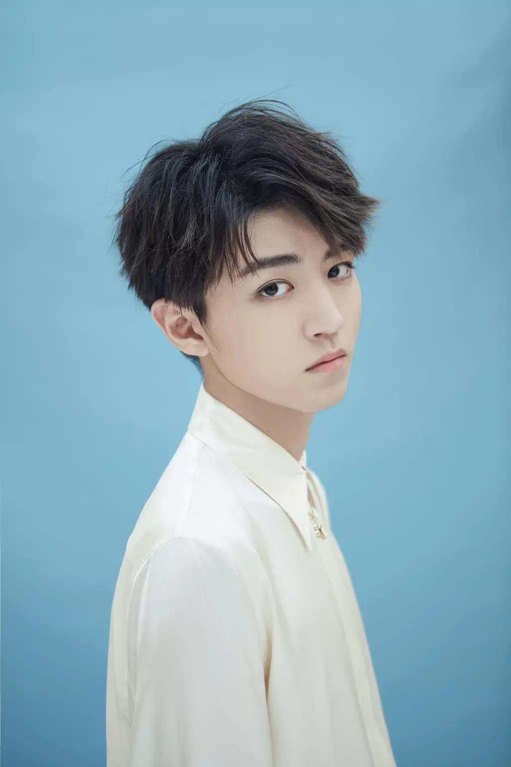 王俊凯19岁海报正式发布小凯化身蒙眼哥哥项链是亮点