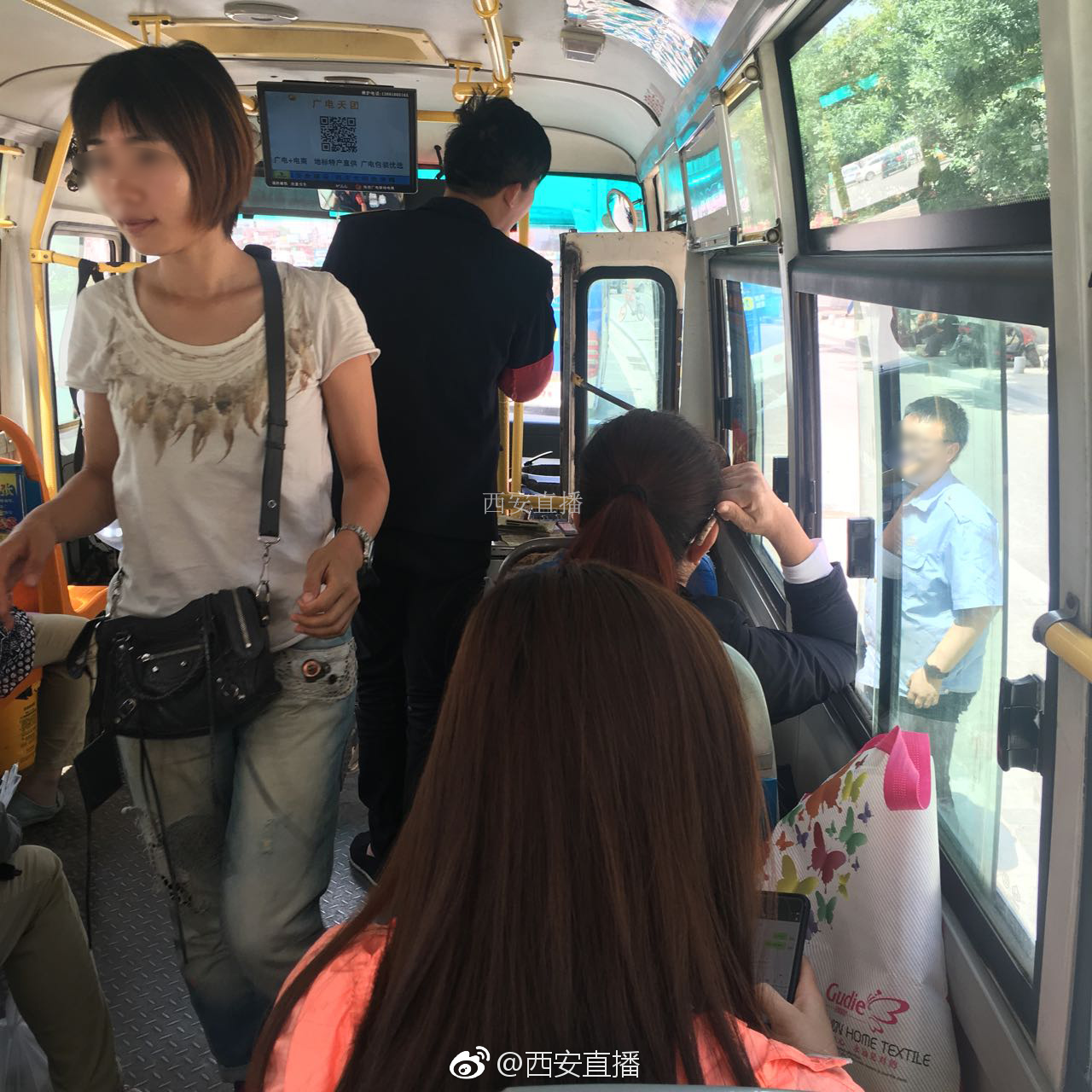 公交司机下车买盒饭引乘客不满