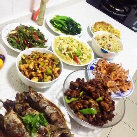 吃饭时,无意看到老婆收到的信息我狠抽她两耳光