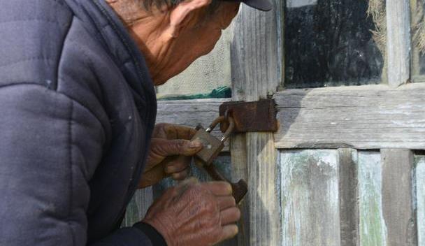 看这是王守本老人手工烧制的宝贝陶器琳琅满目,是不是非常的精制.