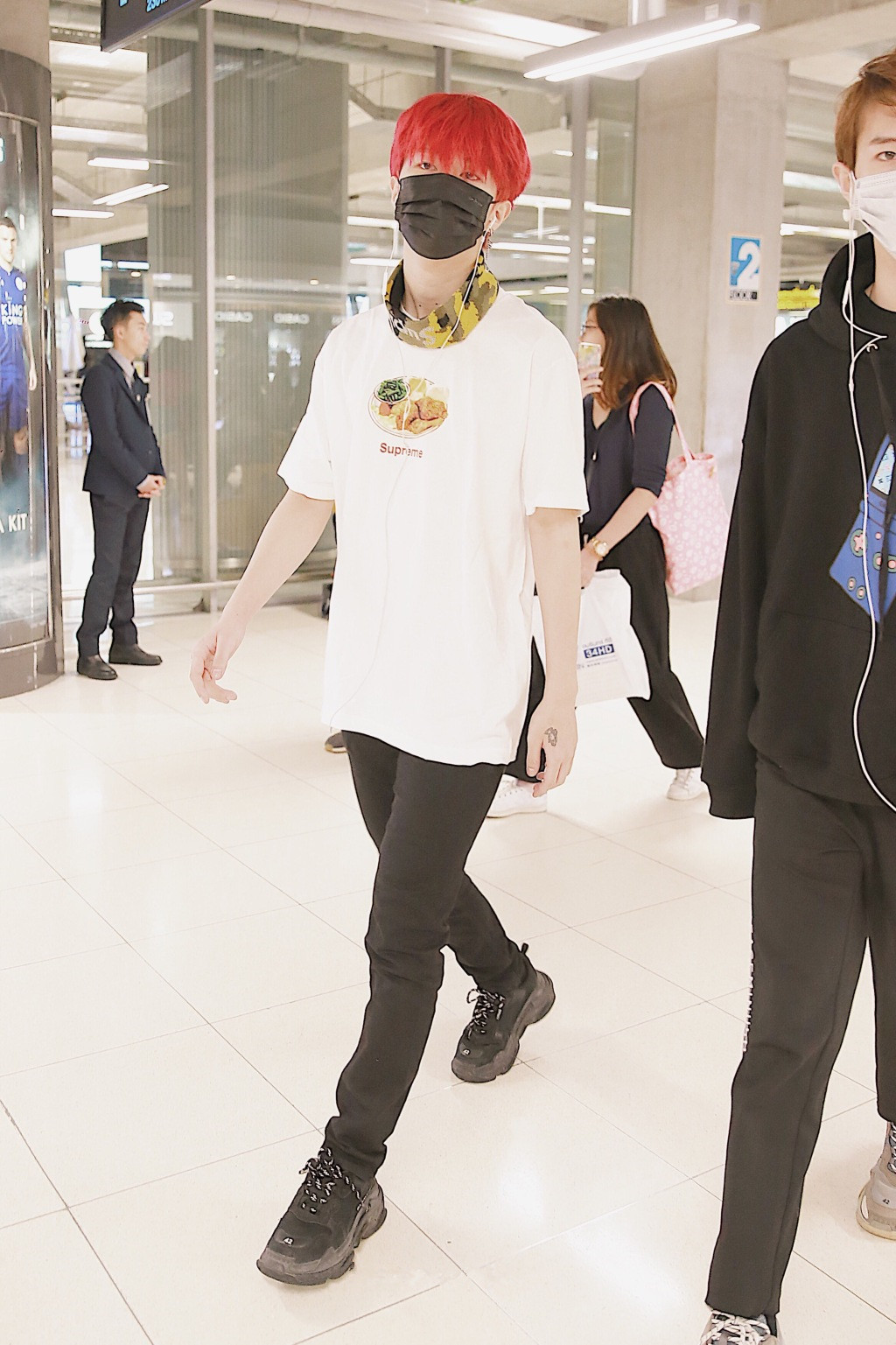 范丞丞"黑白配"经典搭现身,一头红发满满少年感