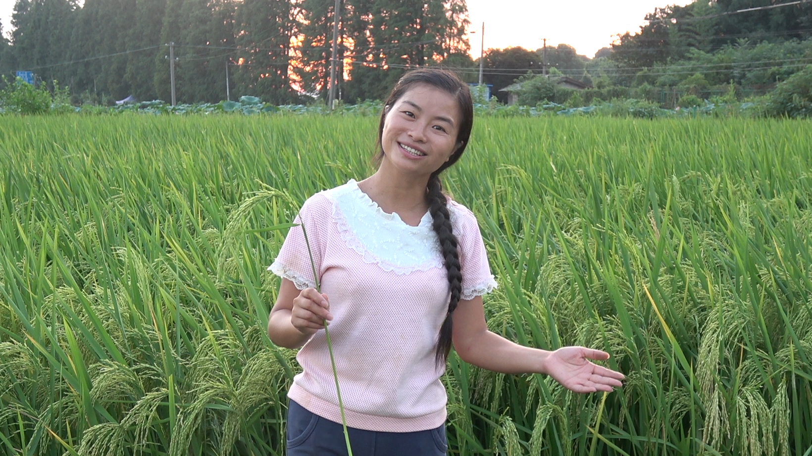 农村姑娘简直是行走的播放器,她豪气放话,只要你点不会唱算我输