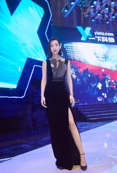 温雅越来越胆大了,开叉裙穿成这样,网友:还能再大方一点么?