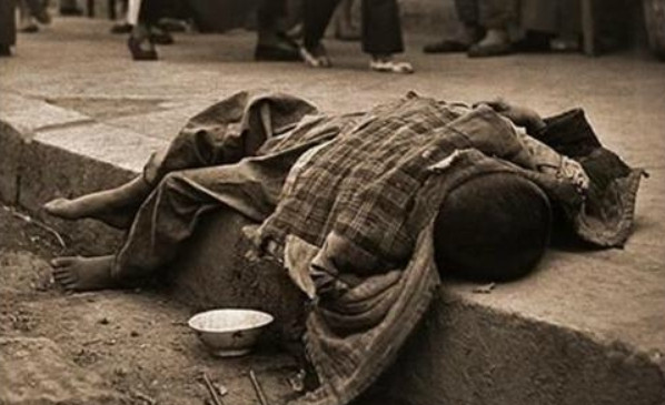 晚清民间百态罪犯个个瘦骨嶙峋老太太抱着孙子沿街乞讨