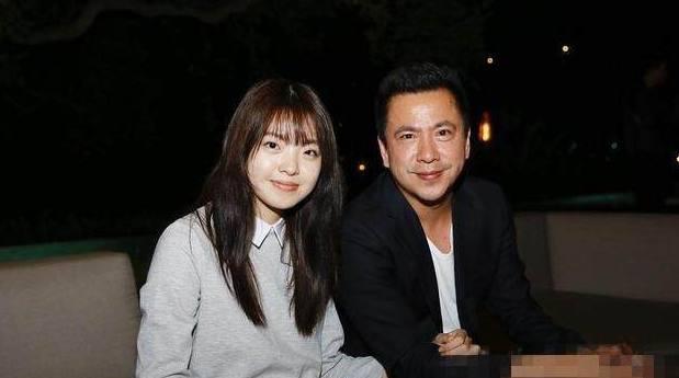 王中磊带女儿妻子外出, 母女合照亮了, 站一起太像双胞胎!