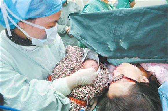 孕妇意外摔跤孩子早产,打开肚子后看到子宫,医生和护士无法淡定