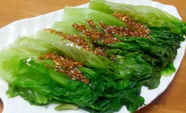 又脆又绿的蒜蓉油淋生菜,充满春天的味道