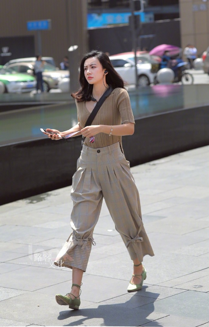 街拍:成都太古里的小姐姐们真是又美又仙