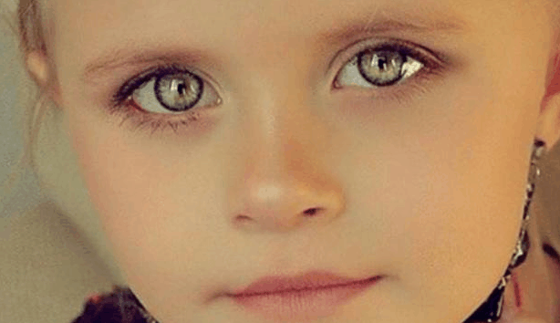 具有国际最美注视的女孩,绿色,并有银色和灰色交杂,她的眼睛有着共同