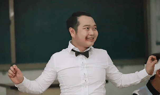 如今36岁的何文辉身体有些发福,变成了萌大叔.