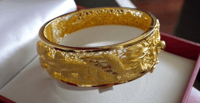 初去男友家他妈金镯不见, 他爸妈怀疑我, 我脱下大衣他们都沉默了