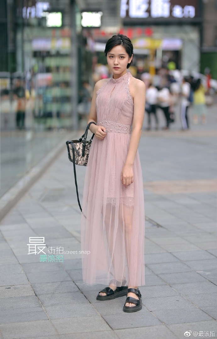 街拍:成都太古里的小姐姐们真是又美又仙