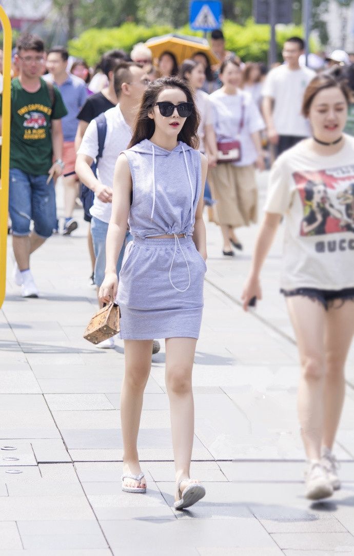 广州街拍清丽脱俗的小姐姐散发着清新迷人的气质