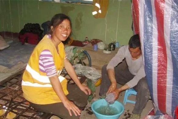 工地上的农民工夫妻, 同甘共苦相濡以沫, 就怕对不起孩子