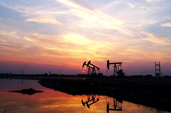 大庆油田位于松辽平原中央部分,滨洲铁路横贯油田中部,为大型背斜构造