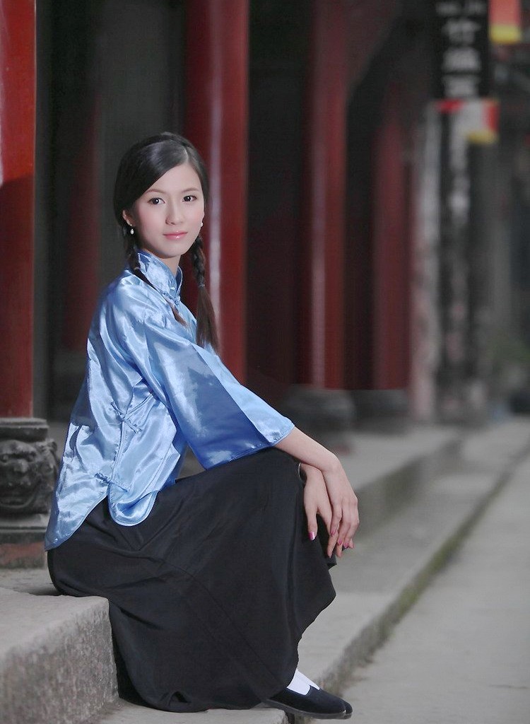 旧时代民族风情怀旧装美女