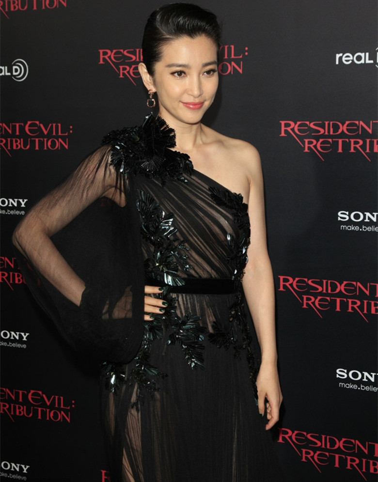 演员李冰冰身穿黑丝长裙,穿出了精致女人味