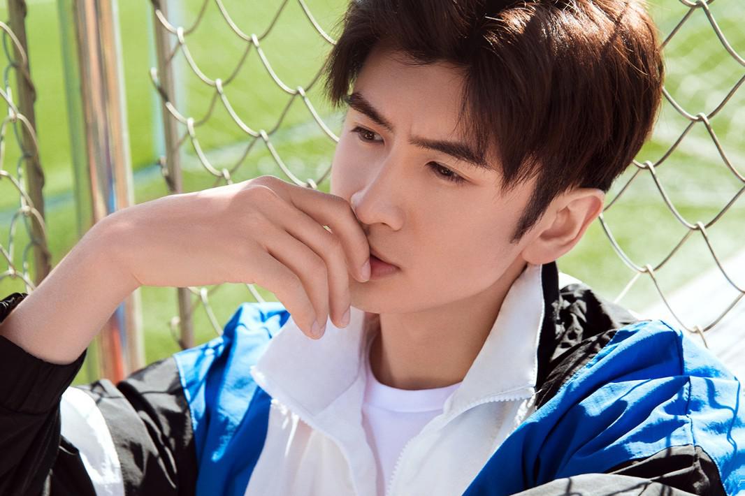 张云龙夏日写真曝光 清新养眼宛如运动少年