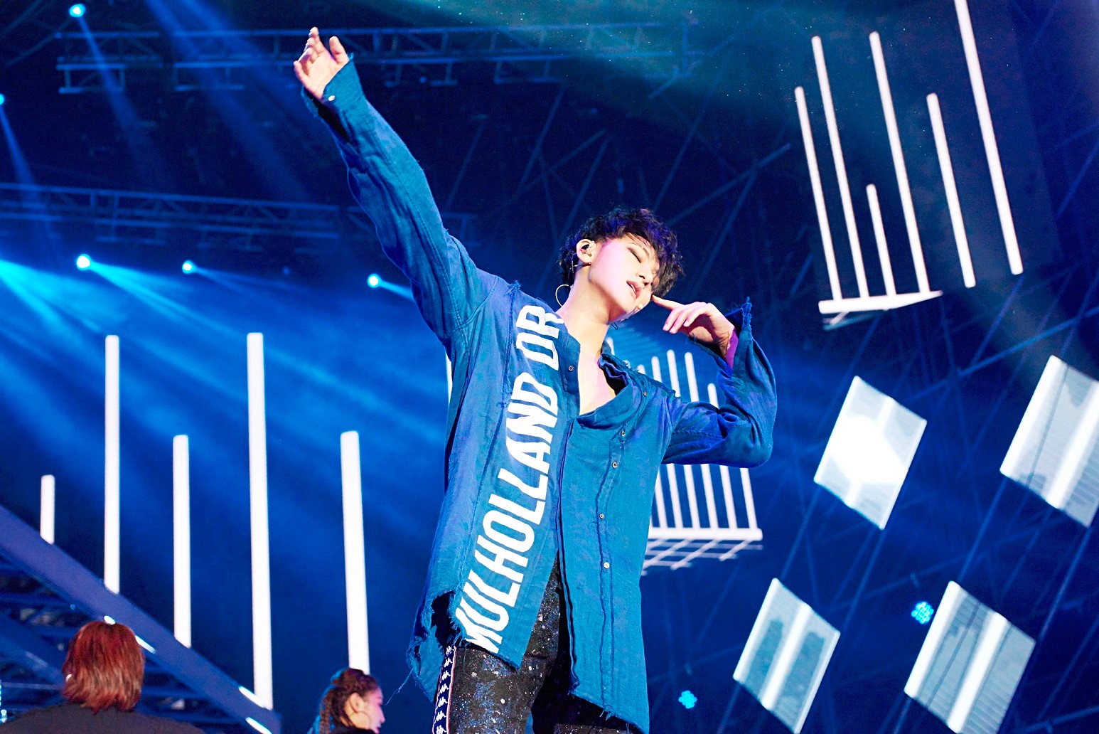 黄子韬展示了极致的"宠粉"技能,并与 "西泡泡战队"合体带来了《beggar