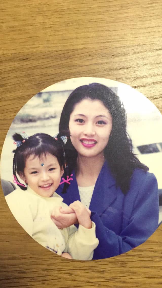 《芳华》女主角钟楚曦晒小时候与家人的合照,图三是妈妈吗?好美