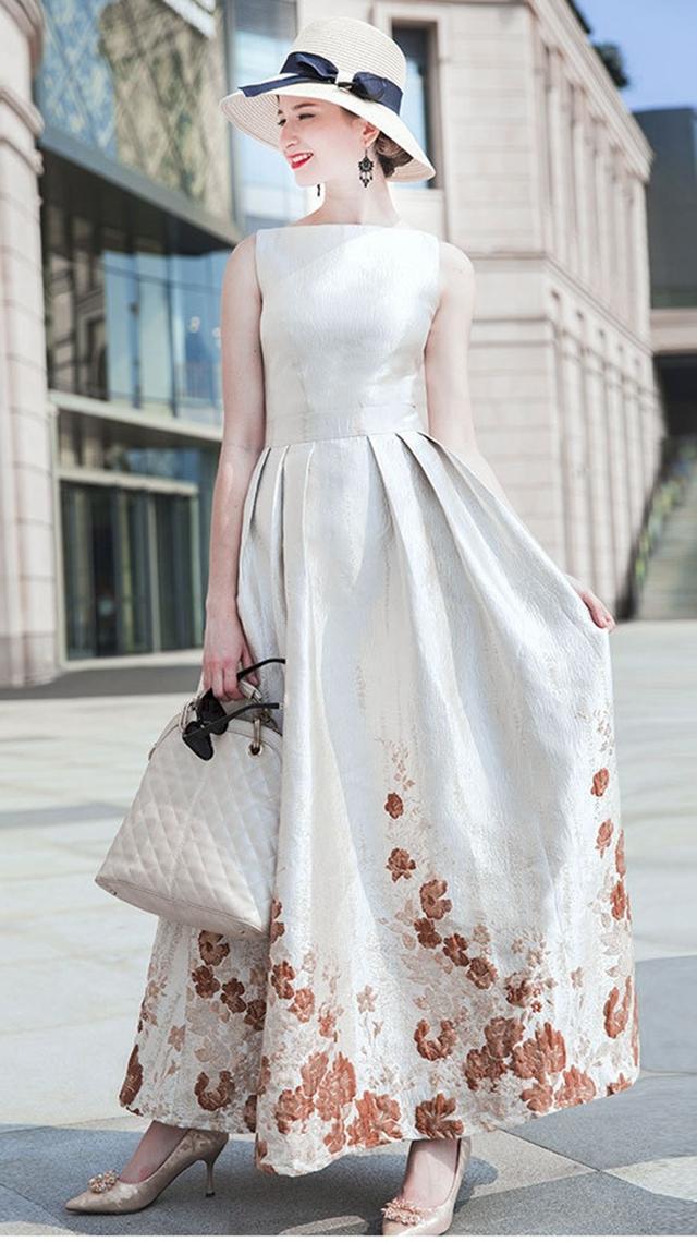 这款白色碎花大摆连衣裙,圆领无袖修身超长款,华丽优雅复古