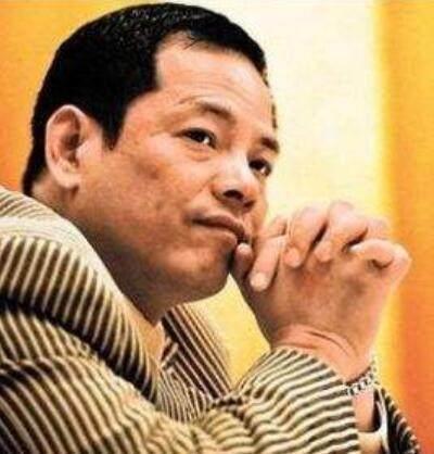 张子强4岁时随父母从广东郁南县定居香港,绰号"大富豪",他是一个犯罪