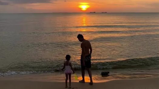 立威廉变超级奶爸带女儿沙滩玩耍分享美食 称