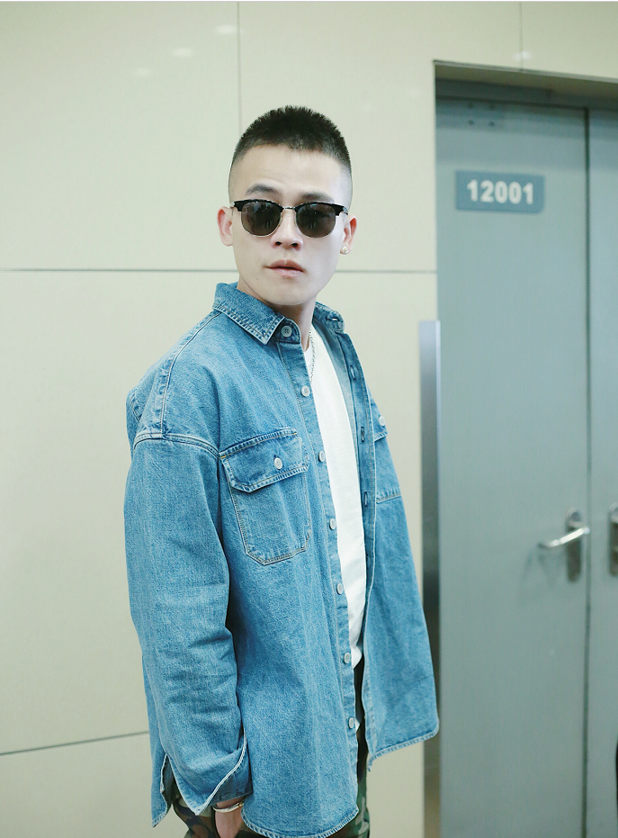 欧豪穿搭牛仔衣搭配迷彩裤蜜汁现身机场面戴墨镜星范儿足