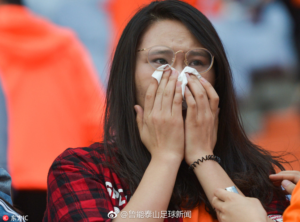 鲁能赛后落寞谢场,有的女球迷伤心的哭了.