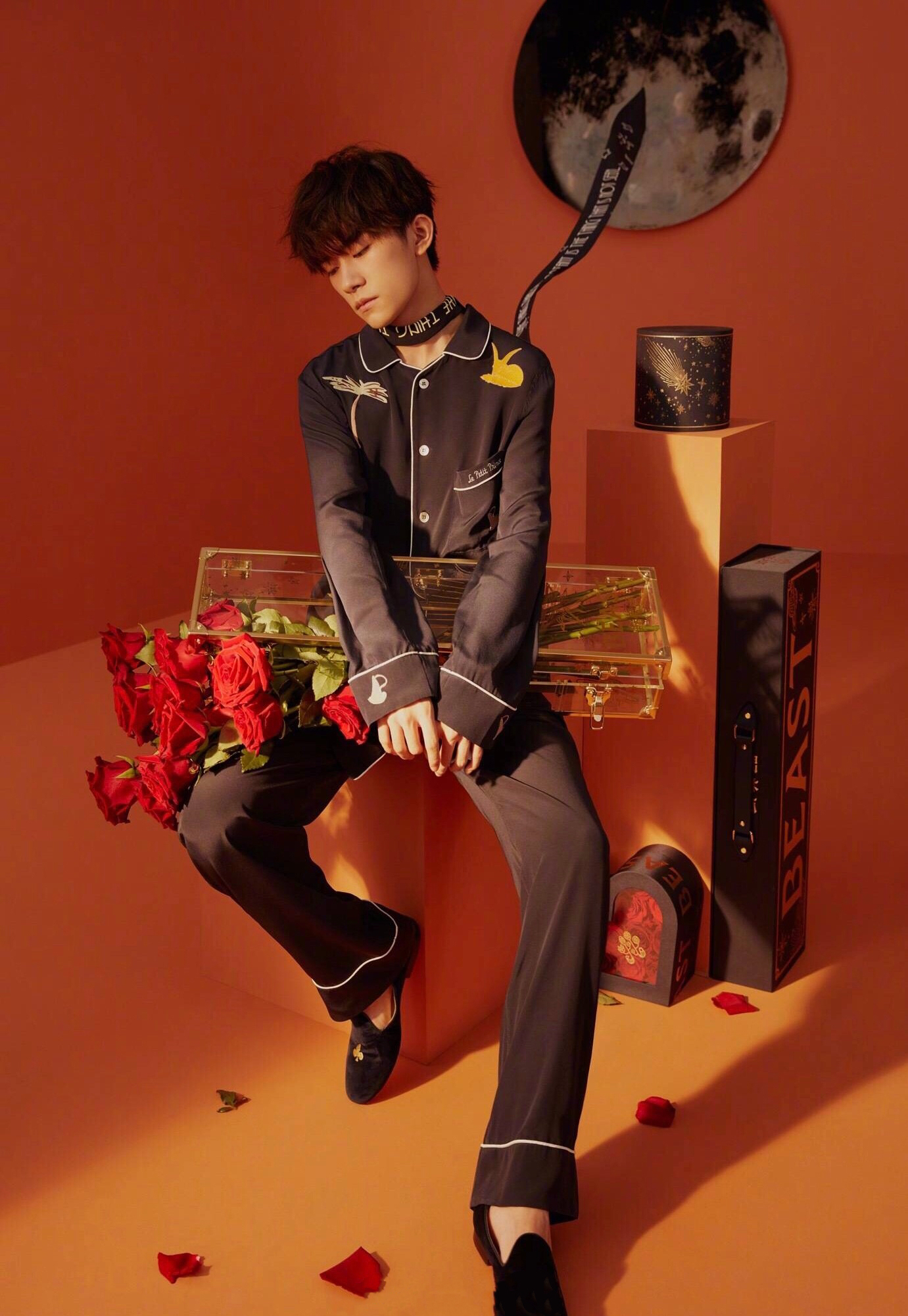 77 易烊千玺 77 捧着玫瑰花的小王子06