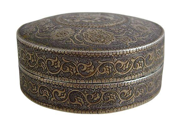 唐代卷草纹广泛流行,多取牡丹的枝叶,采用曲卷多变的线条,花朵繁复