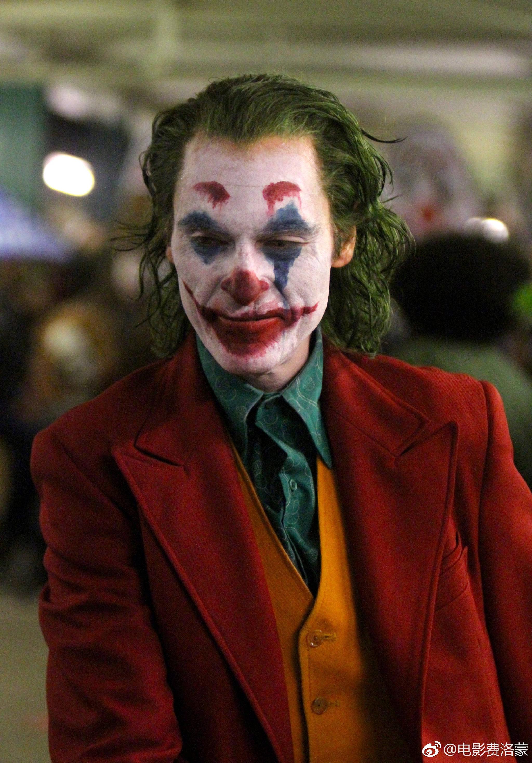 影帝杰昆·菲尼克斯主演《小丑》曝光全新极清片场照