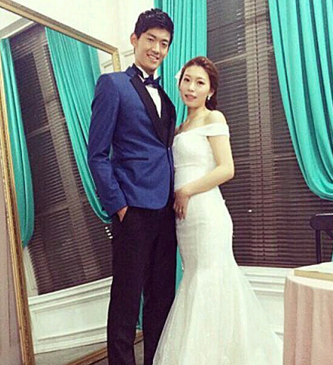 他的妻子朱玥,公开资料显示是1990年出生,颜骏凌是上港主力门将,现在