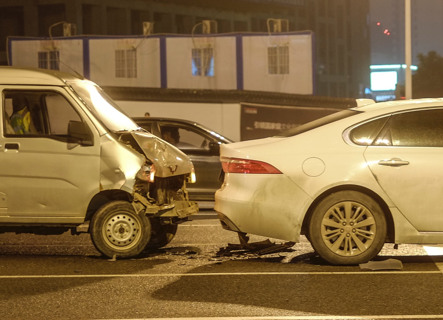 西安南郊路口面包车追尾捷豹轿车