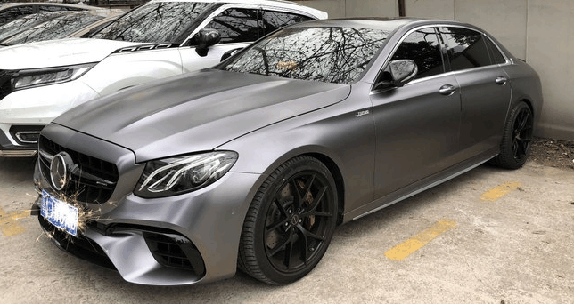 小伙新提白色奔驰e200运动版改装amge63s电镀灰武士风格