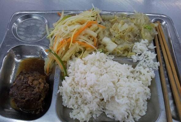 你觉得食堂打饭实惠吗?