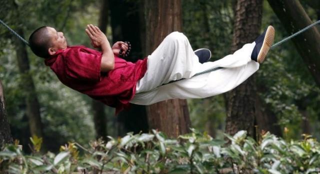 各路睡神终极睡姿大比拼!有的够销魂,有的好心酸!