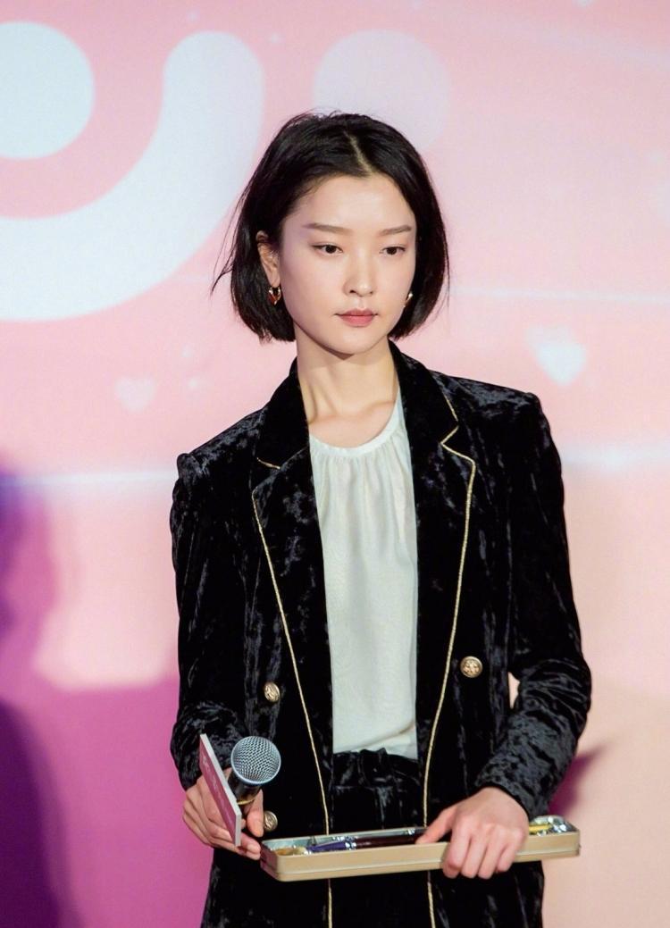 同是高颜值大长腿那一挂, 杜鹃和唐嫣撞衫谁也没有输!