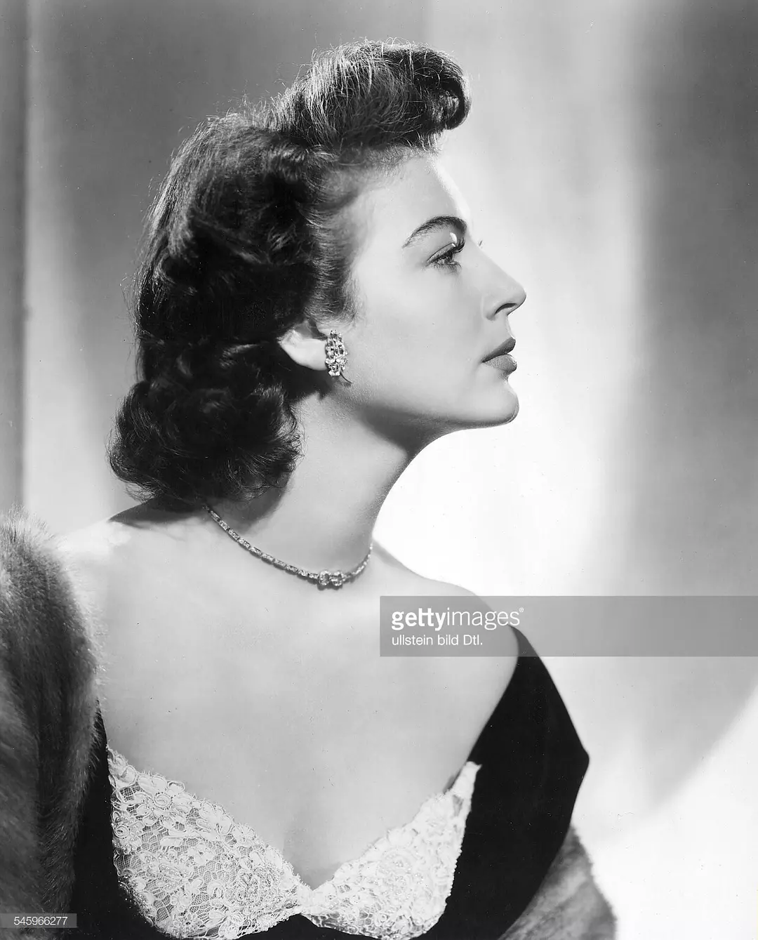 她被誉为地球上最性感的女人出身贫苦晚年凄凉是海明威知己