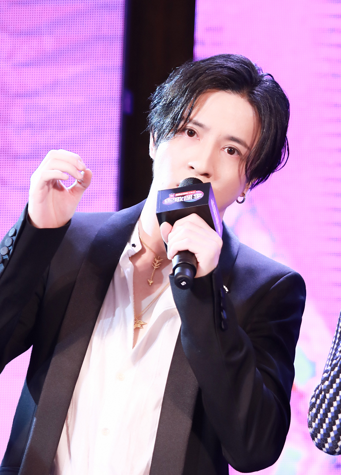 薛之谦中分搭大金链出席活动咬唇伸舌斗鸡眼搞怪卖萌