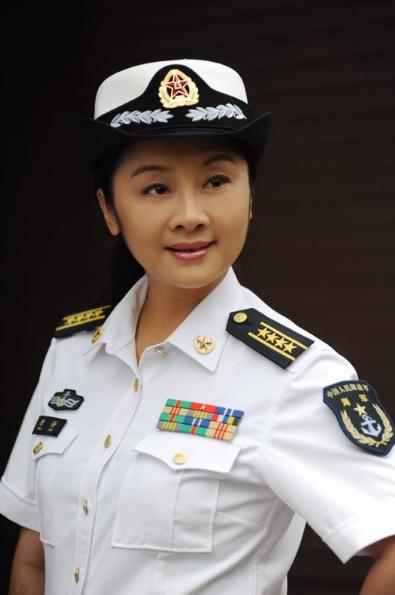 捧红老公后被一脚踢开,单身9年,今成《红海行动》总制片